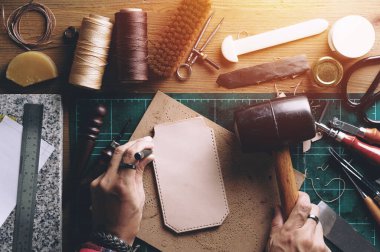 Bitkisel, bronzlaşmış deriyle çalışıyor. Deri ve el işi aletleri..