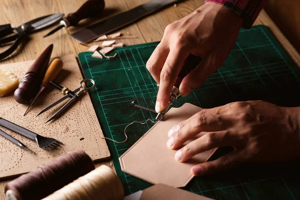 Arbeiten Mit Pflanzlich Gegerbtem Leder Leder Und Die Handwerkswerkzeuge — Stockfoto