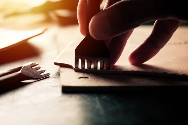 Arbeiten Mit Pflanzlich Gegerbtem Leder Leder Und Die Handwerkswerkzeuge — Stockfoto