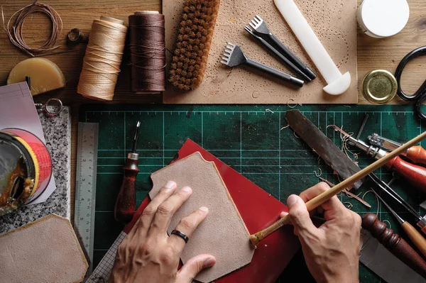 Bitkisel, bronzlaşmış deriyle çalışıyor. Deri ve el işi aletleri..