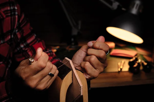 Das Pflanzlich Gegerbte Leder Wird Von Hand Genäht Leder Und — Stockfoto