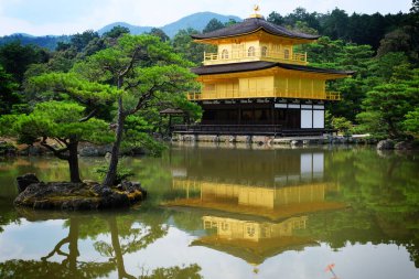 Rokuon-ji de şeriat, yaygın Altın Pavyon (Kinkaku-ji) olarak bilinir. Kyoto, Japonya'da bir Zen Budist tapınağı.
