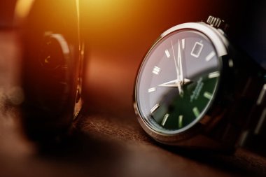 Siyah kadranlı ve paslanmaz çelik bileziği olan erkekler için yakın plan lüks otomatik kol saati..