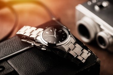 Siyah kadranlı ve paslanmaz çelik bileziği olan erkekler için yakın plan lüks otomatik kol saati..