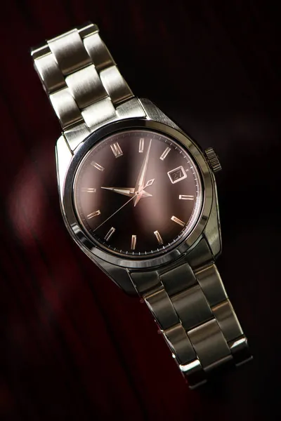 ブラックダイヤルとステンレス製のブレスレットを持つ男性のためのクローズ高級自動巻き腕時計 — ストック写真