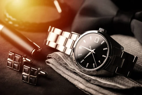 다이얼 스테인리스강 팔찌를 남자들을 손목시계 — 스톡 사진