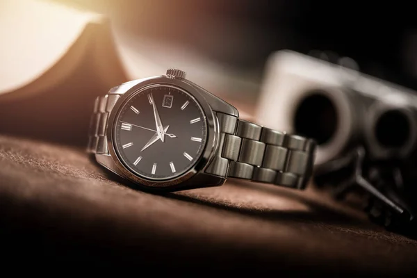 ブラックダイヤルとステンレス製のブレスレットを持つ男性のためのクローズ高級自動巻き腕時計 — ストック写真