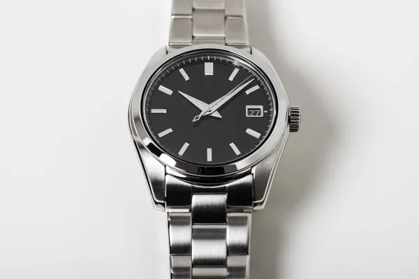ブラックダイヤルとステンレス製のブレスレットと男性のための高級自動巻き腕時計を閉じます 白い背景に隔離された時計 — ストック写真