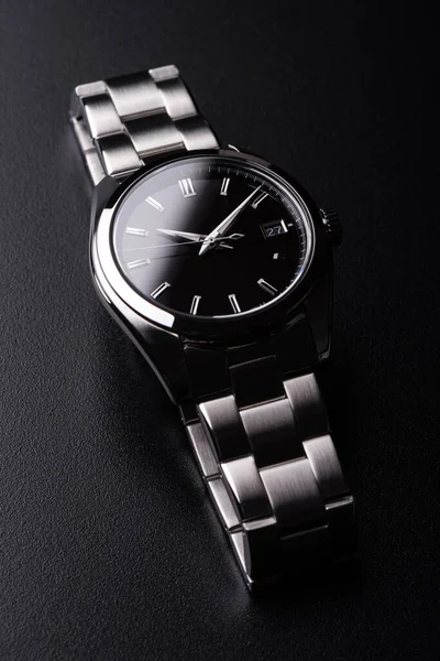ブラックダイヤルとステンレス製のブレスレットを持つ男性のためのクローズ高級自動巻き腕時計 ロイヤリティフリーのストック画像