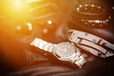 Siyah kadranlı ve paslanmaz çelik bileziği olan erkekler için yakın plan lüks otomatik kol saati..