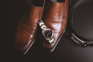 Siyah kadranlı ve paslanmaz çelik bileziği olan erkekler için yakın plan lüks otomatik kol saati..