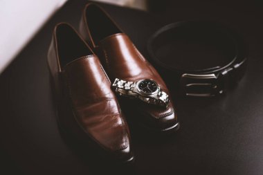 Siyah kadranlı ve paslanmaz çelik bileziği olan erkekler için yakın plan lüks otomatik kol saati..