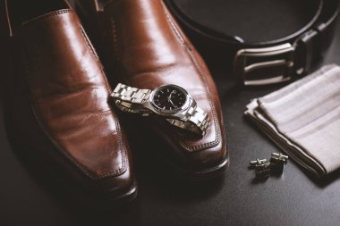 Siyah kadranlı ve paslanmaz çelik bileziği olan erkekler için yakın plan lüks otomatik kol saati..