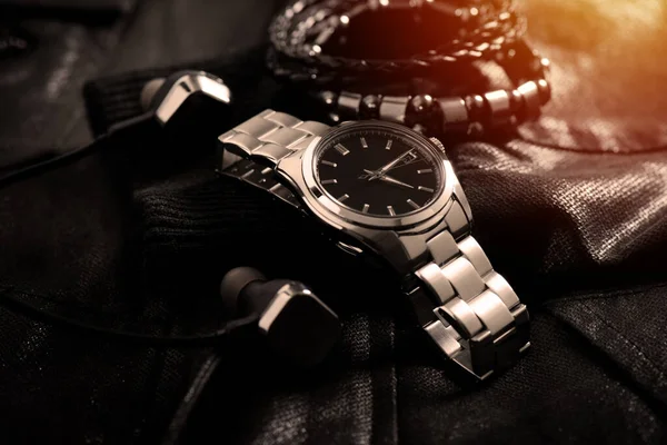 Zbliżenie Luksusowy Automatyczny Zegarek Dla Mężczyzn Czarnym Pokrętłem Bransoletka Stali — Zdjęcie stockowe