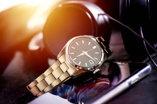 Siyah kadranlı ve paslanmaz çelik bileziği olan erkekler için yakın plan lüks otomatik kol saati..