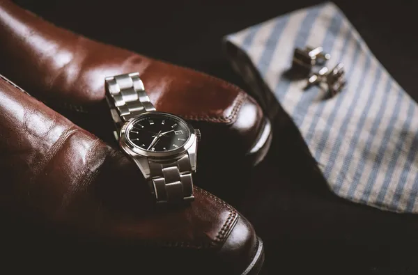 Zbliżenie Luksusowy Automatyczny Zegarek Dla Mężczyzn Czarnym Pokrętłem Bransoletka Stali — Zdjęcie stockowe