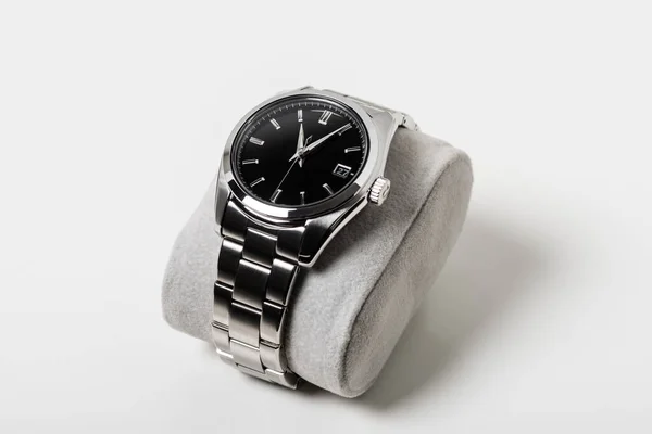 ブラックダイヤルとステンレス製のブレスレットと男性のための高級自動巻き腕時計を閉じます 白い背景に隔離された時計 ストック画像