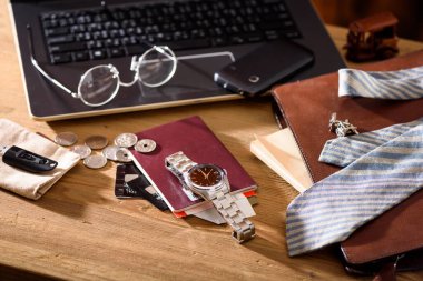 Erkek aksesuarları, siyah kadranlı ve paslanmaz çelik bileklikli lüks otomatik kol saatine yakın çekim..