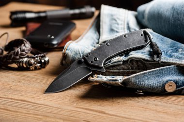 Katlanan bıçak ve kot pantolon. Kapalı, paslanmaz çelik çakı, siyah yıkamalı. Bıçak ve sapıyla bitir..