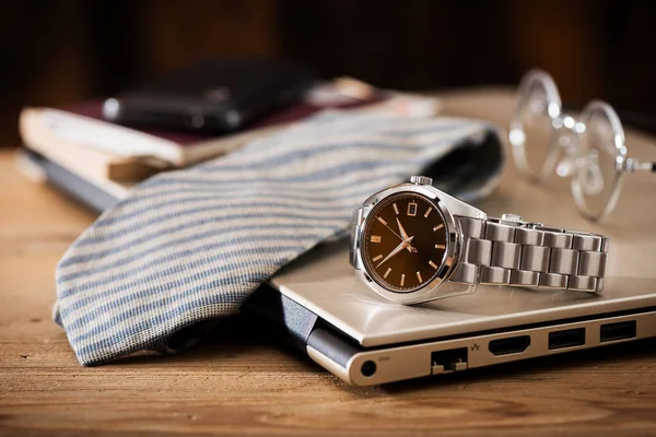 男用饰物 豪华自动手表的特写 带有黑色表盘和不锈钢手镯 — 图库照片