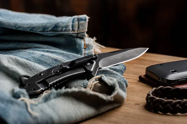 Skládací Nůž Džíny Detailní Nerezový Kapesní Nůž Černou Omítkou Čepeli — Stock fotografie