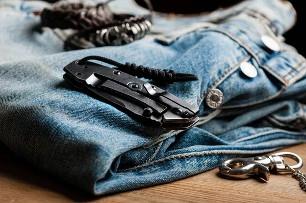 Katlanan Bıçak Kot Pantolon Kapalı Paslanmaz Çelik Çakı Siyah Yıkamalı — Stok fotoğraf