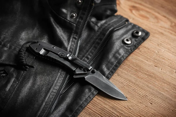 Blackwash とステンレス鋼のポケット ナイフの刃と柄に終了します ストック写真