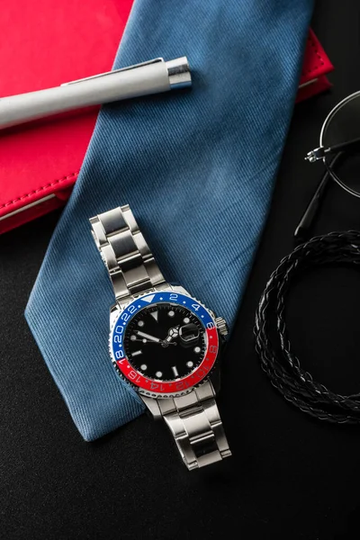 黑色表盘蓝红色贝塞尔和不锈钢手镯男士贴身豪华腕表 — 图库照片