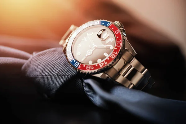 Nahaufnahme Luxus Armbanduhr Für Männer Mit Schwarzem Zifferblatt Blau Rote — Stockfoto