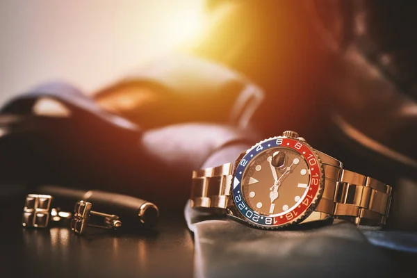 다이얼푸른 스테인리스 팔찌로 시계를 남자들의 액세서리 — 스톡 사진