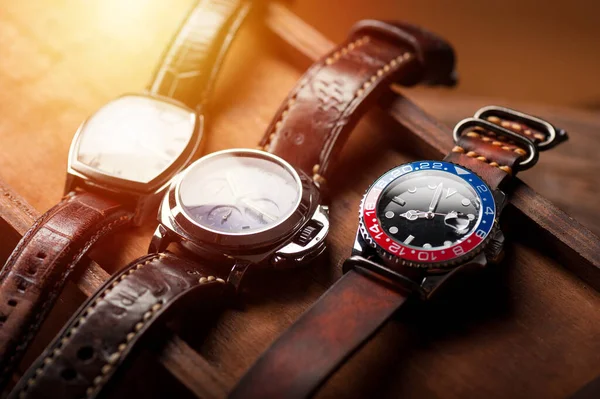 ブラックダイヤルブルーレッドベゼルとレザーストラップを持つ男性のための高級腕時計を閉じます ヴィンテージのメンズオブジェクトの腕時計 ロイヤリティフリーのストック写真