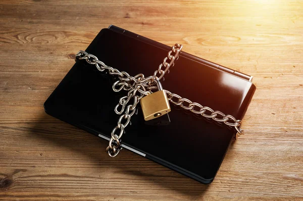 Laptop Chain Padlock Computer Data Security Concept — Stok fotoğraf