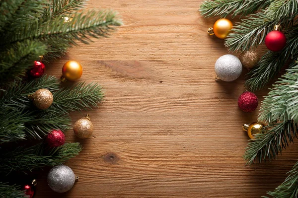köknar ağacı dalları ve süslemeleri olan ahşap arkaplan, Noel ve Yeni Yıl kavramı