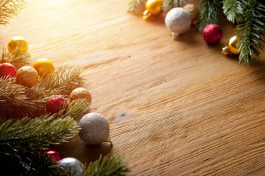 köknar ağacı dalları ve süslemeleri olan ahşap arkaplan, Noel ve Yeni Yıl kavramı