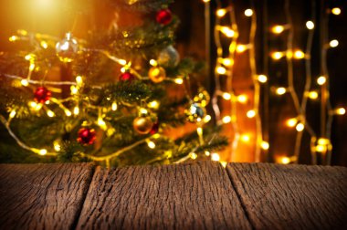 Köknar ağacı ve dekorasyonlu ahşap masa. Noel ve Yeni Yıl kavramı