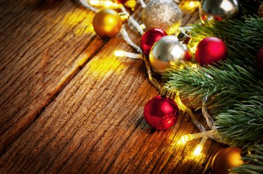 Köknar ağacı ve süslemeleri olan ahşap masa. Noel ve Yeni Yıl kavramı