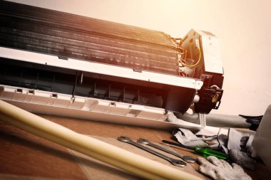 Klima servisi, tamir ve bakım konsepti. Kapalı bir birim bobinine yakın çekim.