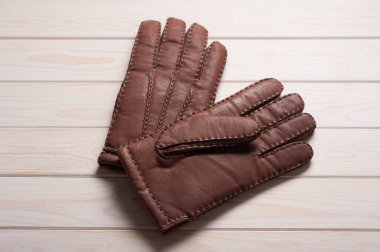 Bir çift erkek kahverengi deri eldiven ve diğer erkek aksesuarları..
