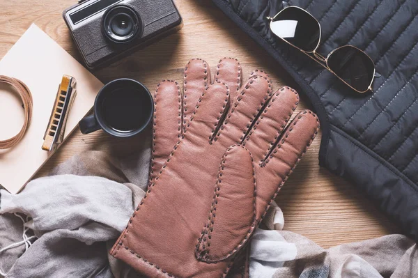 Paar Braune Lederhandschuhe Für Männer Und Andere Accessoires Für Männer — Stockfoto