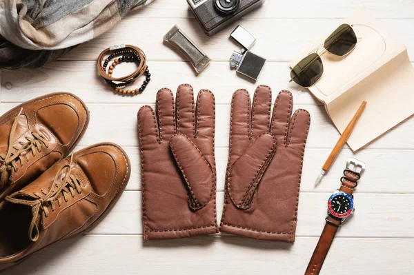 Paar Braune Lederhandschuhe Für Männer Und Andere Accessoires Für Männer — Stockfoto