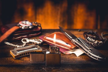 Fırçalanmış krom çakmak. Karanlıkta ön cam yanıyordu..