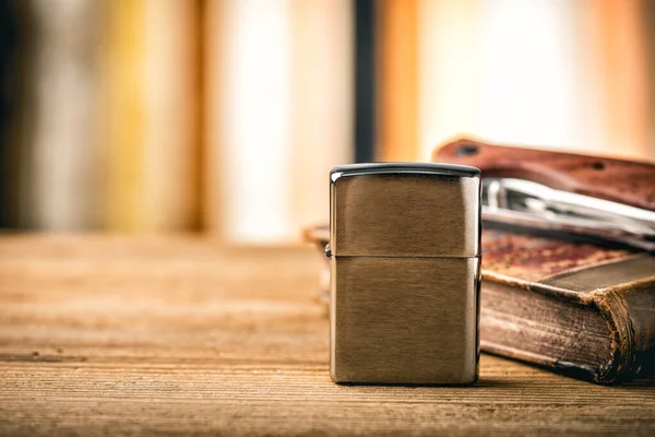 Geborsteld Chroom Aansteker Met Winddicht Een Van Dagelijkse Dragen Item — Stockfoto