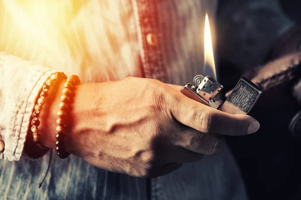 Man Met Geborsteld Chroom Aansteker Met Winddicht Hand — Stockfoto