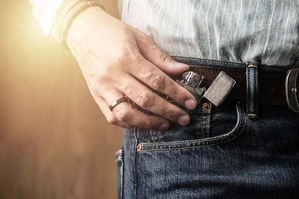 Man Stopte Geborstelde Chromen Aansteker Met Winddicht Zijn Jeans — Stockfoto