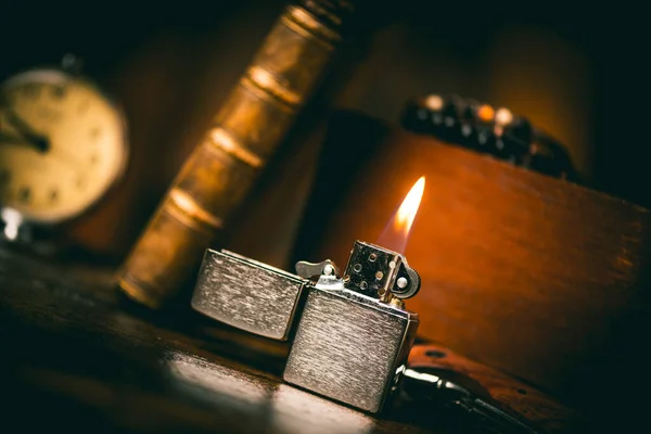 Brandende Geborstelde Chromen Aansteker Met Winddicht Het Houten Bureau Een — Stockfoto