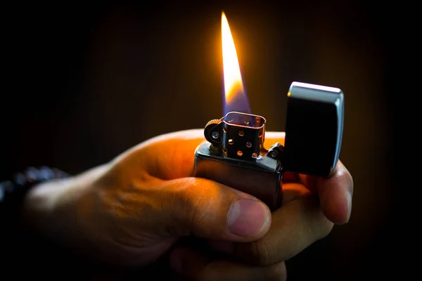 Hombre Que Sostiene Encendedor Cromo Cepillado Con Cortaviento Oscuridad —  Fotos de Stock