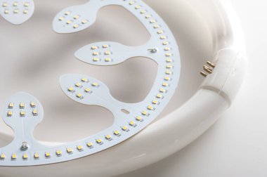 Floresan tüpün yerine kullanılan LED tavan ışığı.