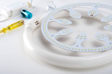 Floresan tüpün yerine kullanılan LED tavan ışığı.