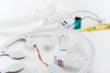 Floresan tüpün yerine kullanılan LED tavan ışığı.