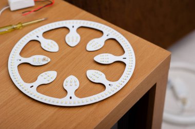 Floresan tüpün yerine kullanılan LED tavan ışığı.